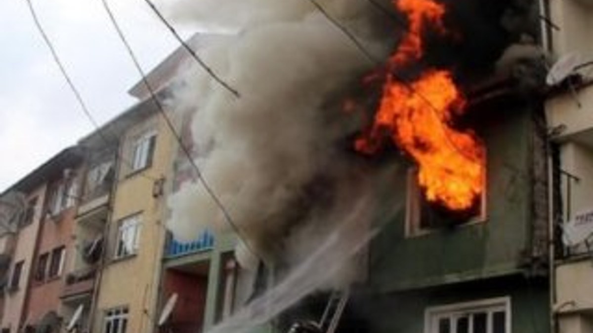 Bolu'da bir anne oğlunu yangından kurtardı