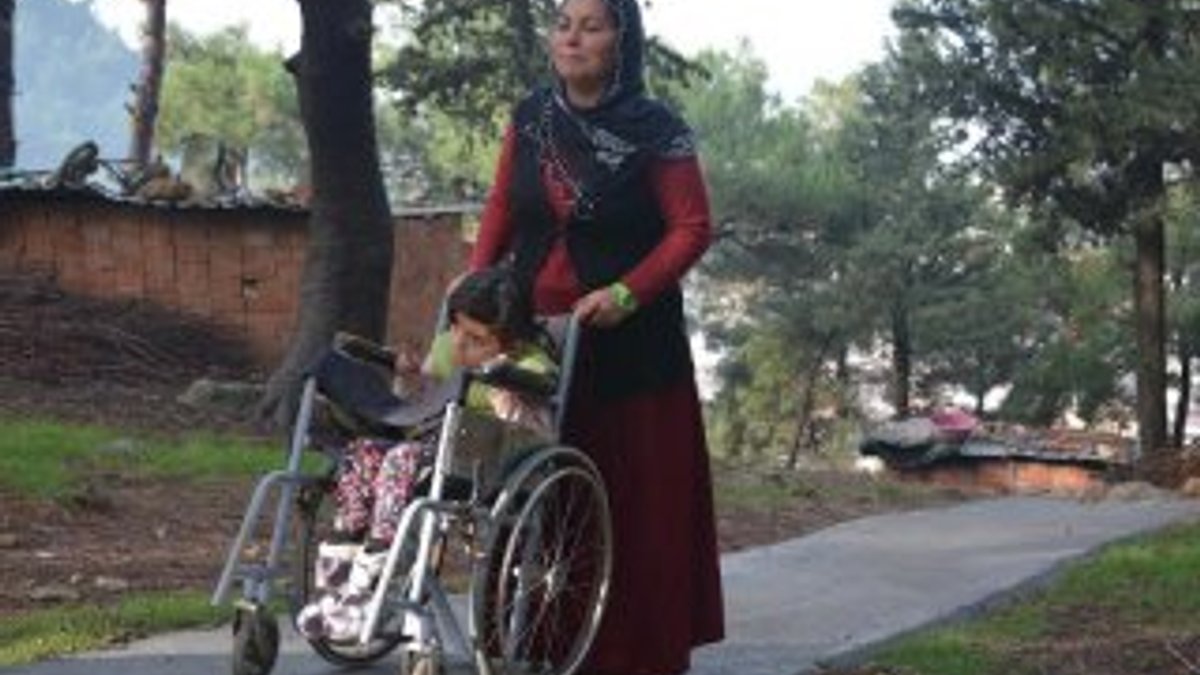 Şehzadeler Belediyesi engelli kız için yol yaptı