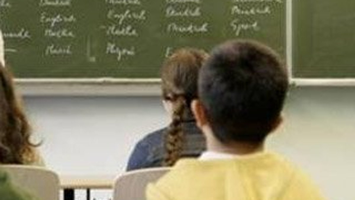 Almanya'da 9 yaşındaki çocuğu polisle okuldan çıkardılar