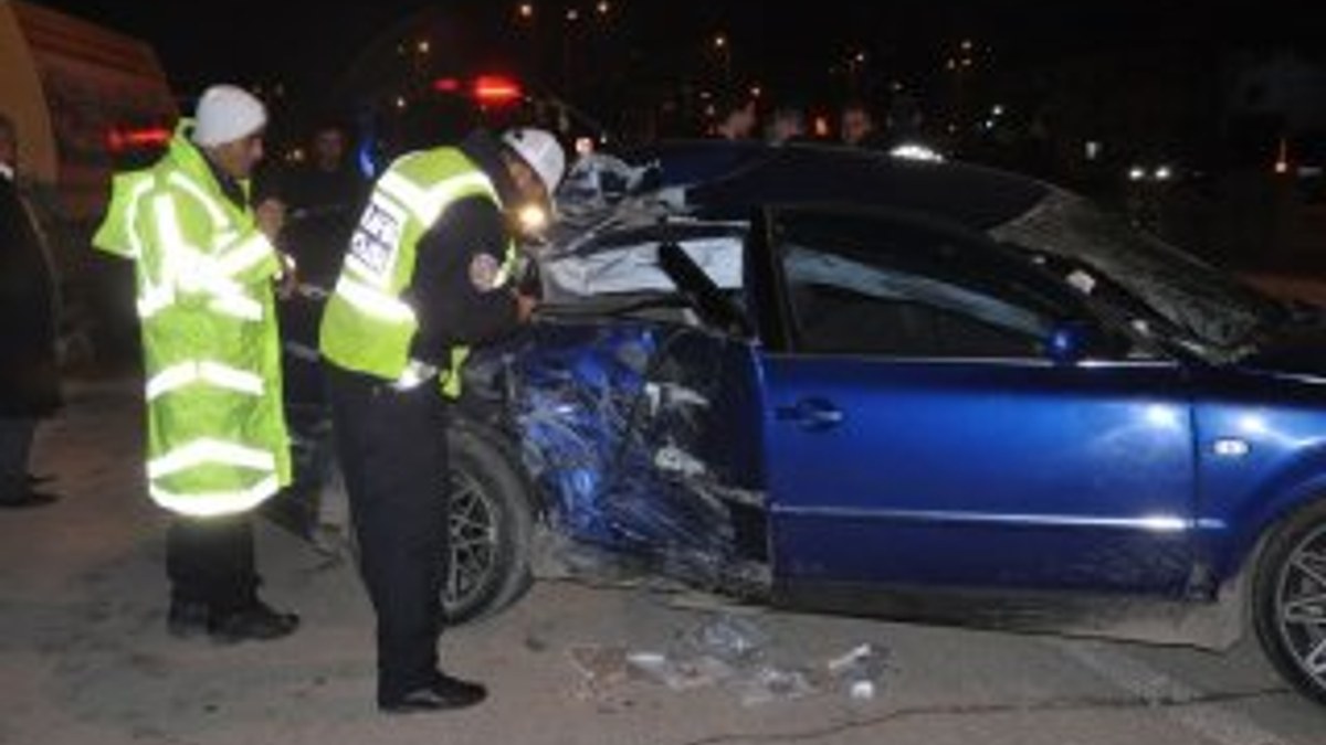 Kırıkkale'de otomobil yol temizleme aracına çarptı