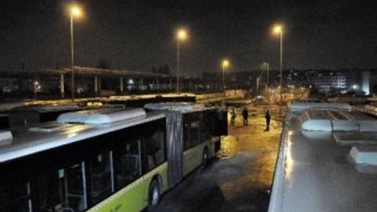 Kadıköy'de park halindeki metrobüste yangın çıktı