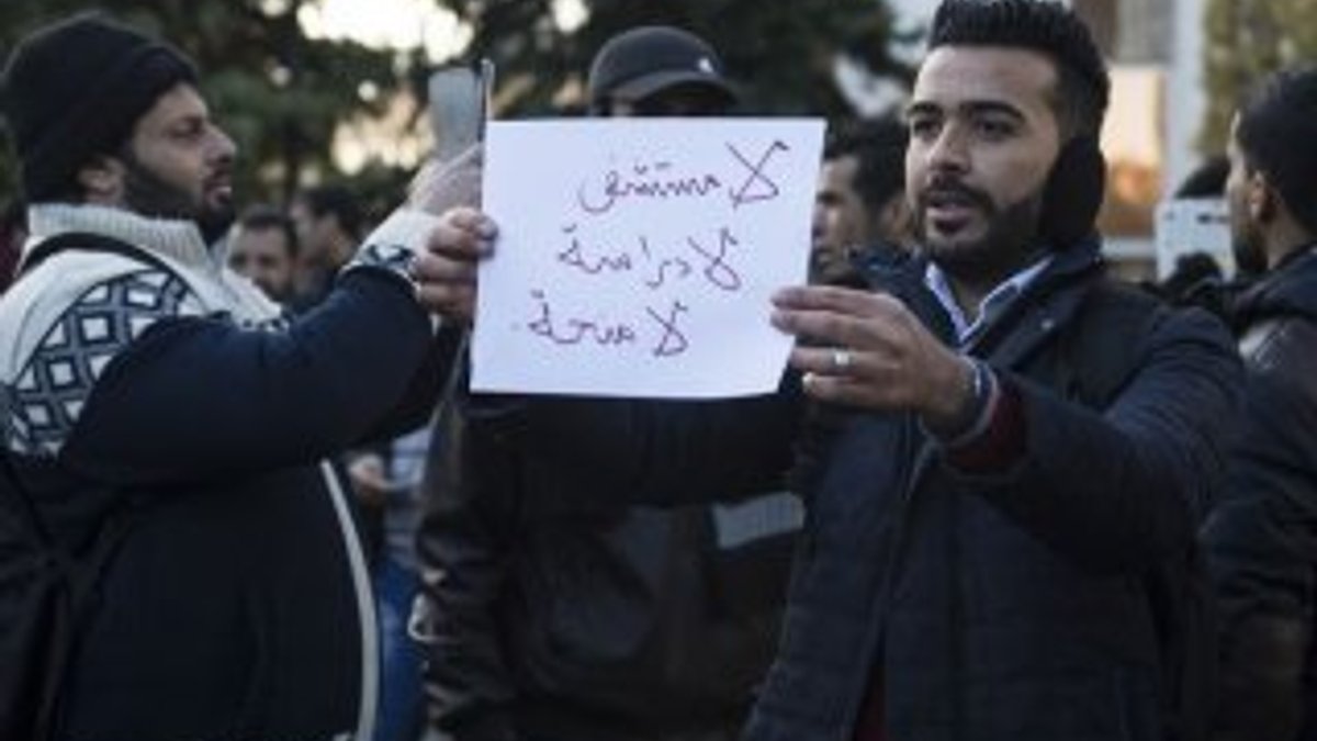 Öğrenciler Libya'nın Ankara Büyükelçiliği'ni bastı