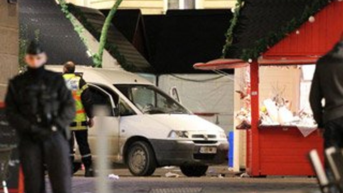 Fransa'da Noel pazarına kamyonet daldı: 11 yaralı