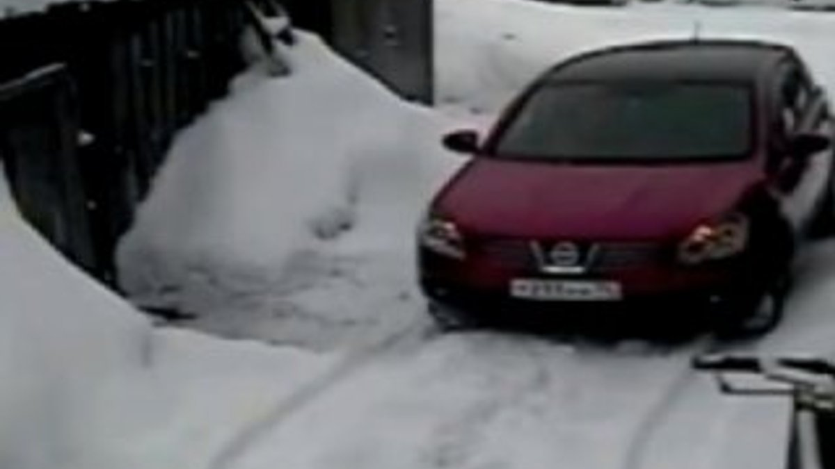 Yakutistan'da bir sürücü aracını çizen komşusunu ezdi