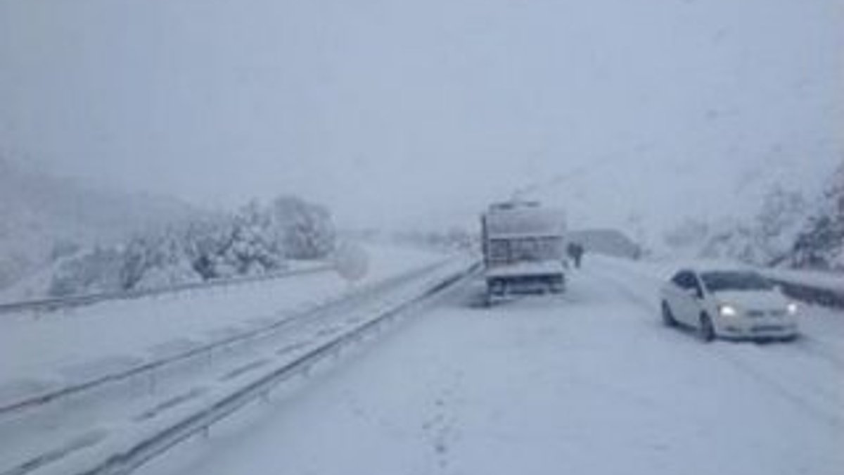 Kar nedeniyle yolda mahsur kalanlar yardım bekliyor