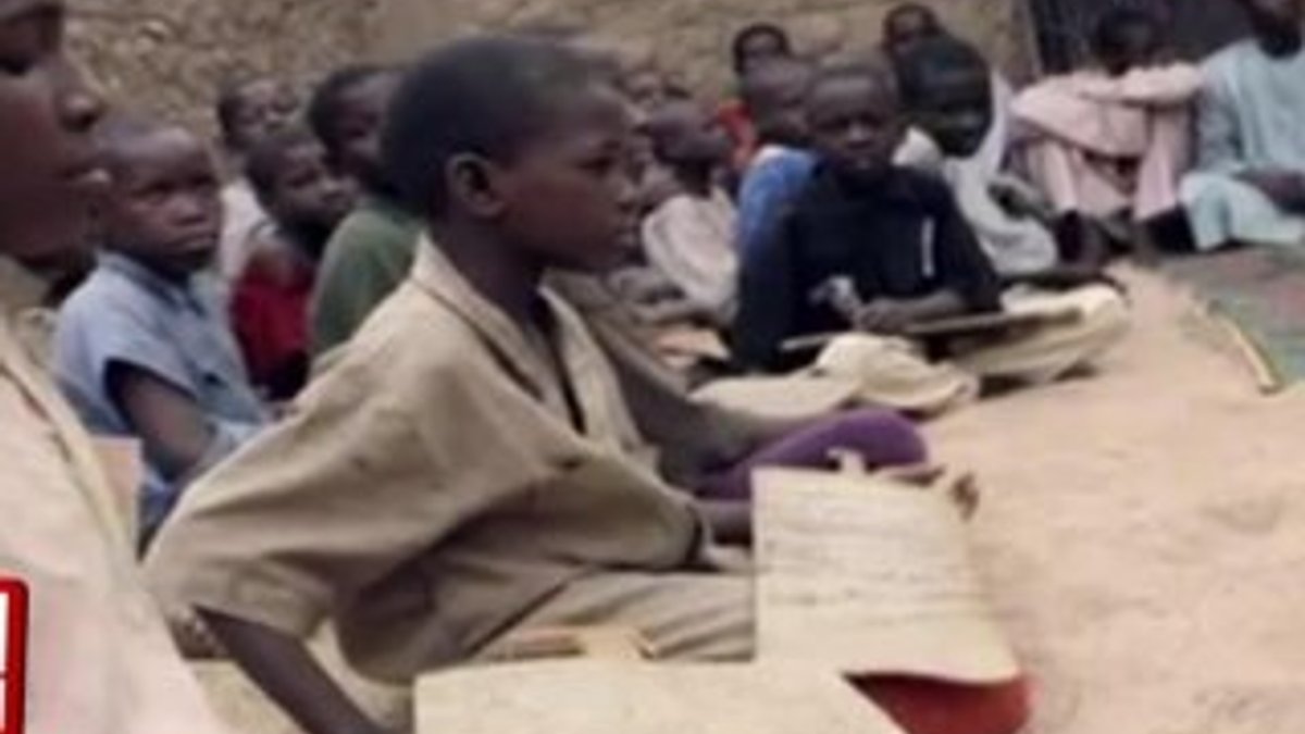 Kamerunlu çocuklar hafızlık yapabilmek için dilendiler
