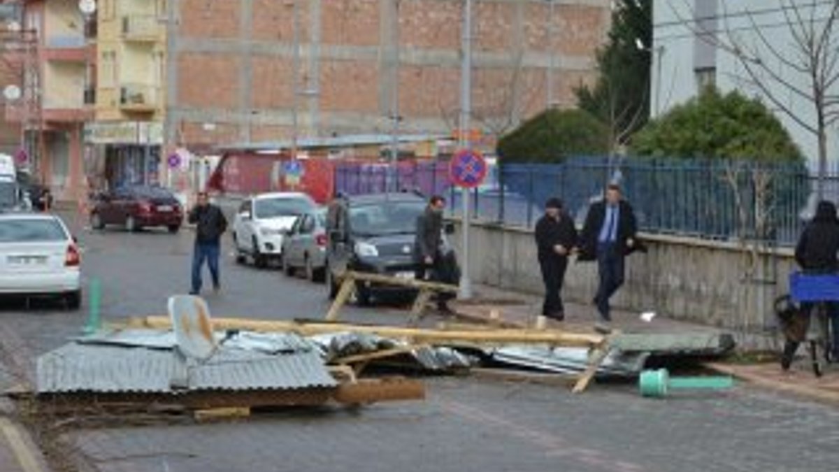 Malatya'da vergi dairesinin çatısı uçtu