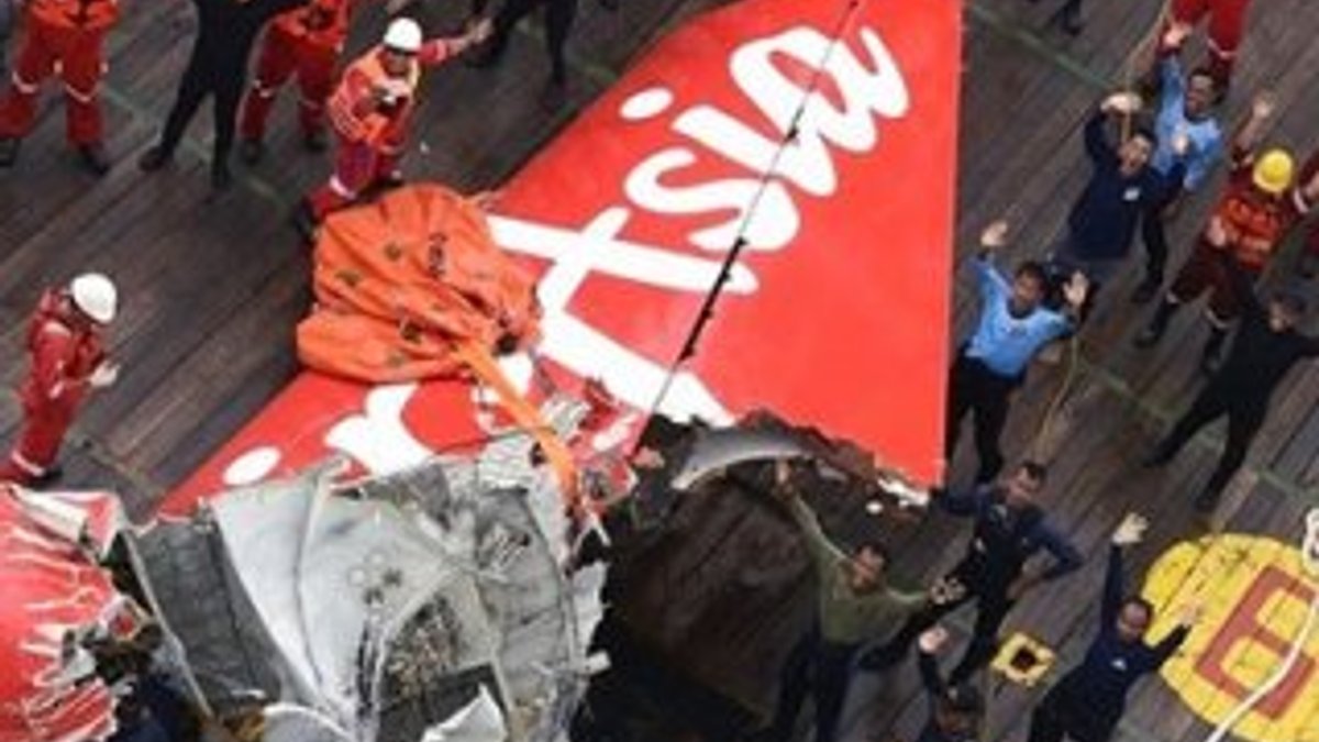 Kaybolan AirAsia uçağının karakutusu bulundu