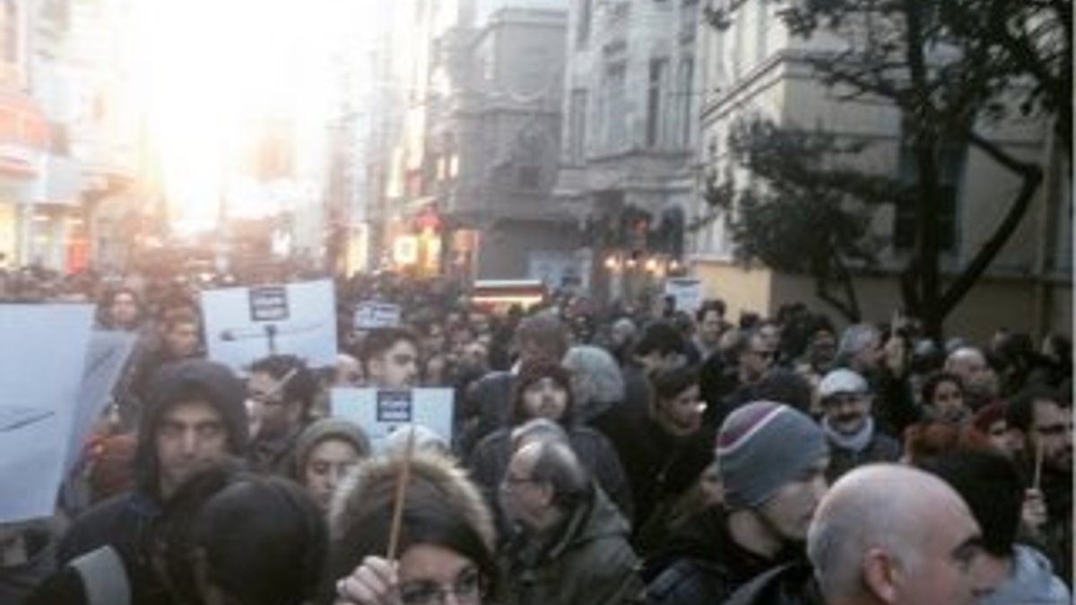 Taksim'de Paris'e destek yürüyüşü