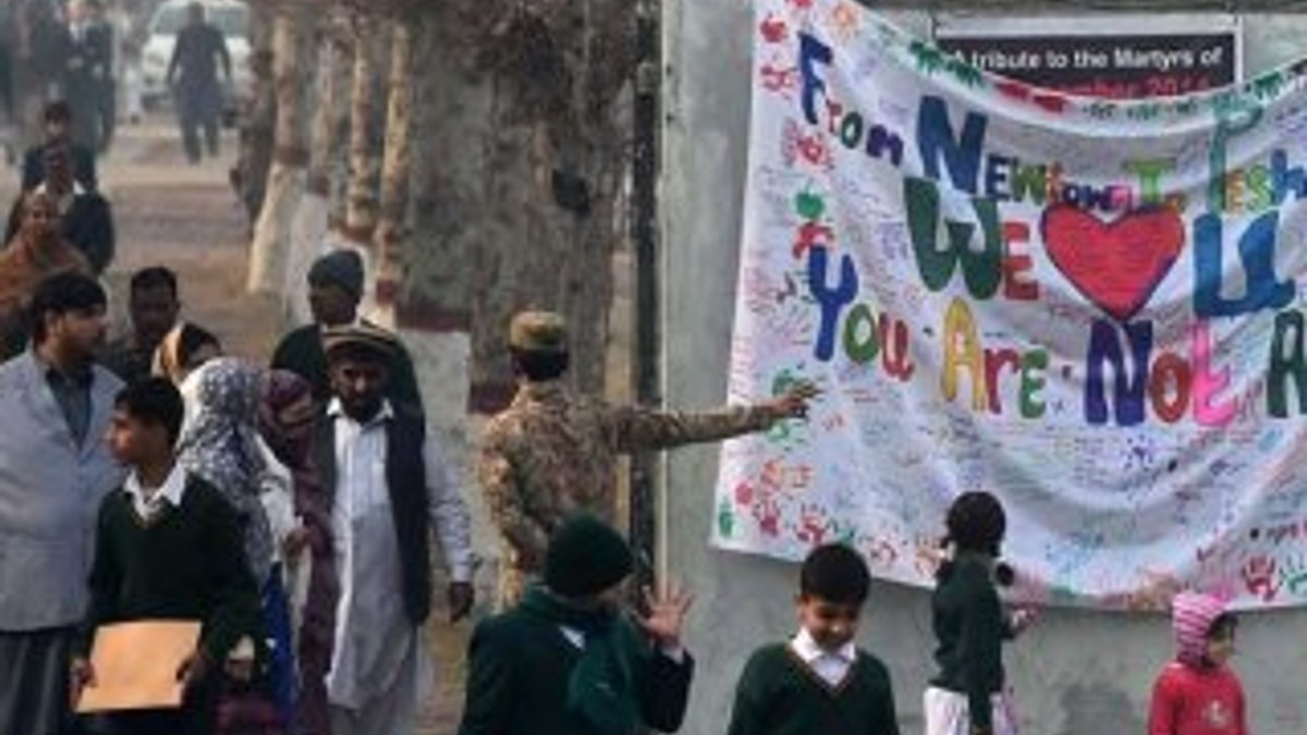 Pakistan'da katliam yapılan okulda eğitim yeniden başladı