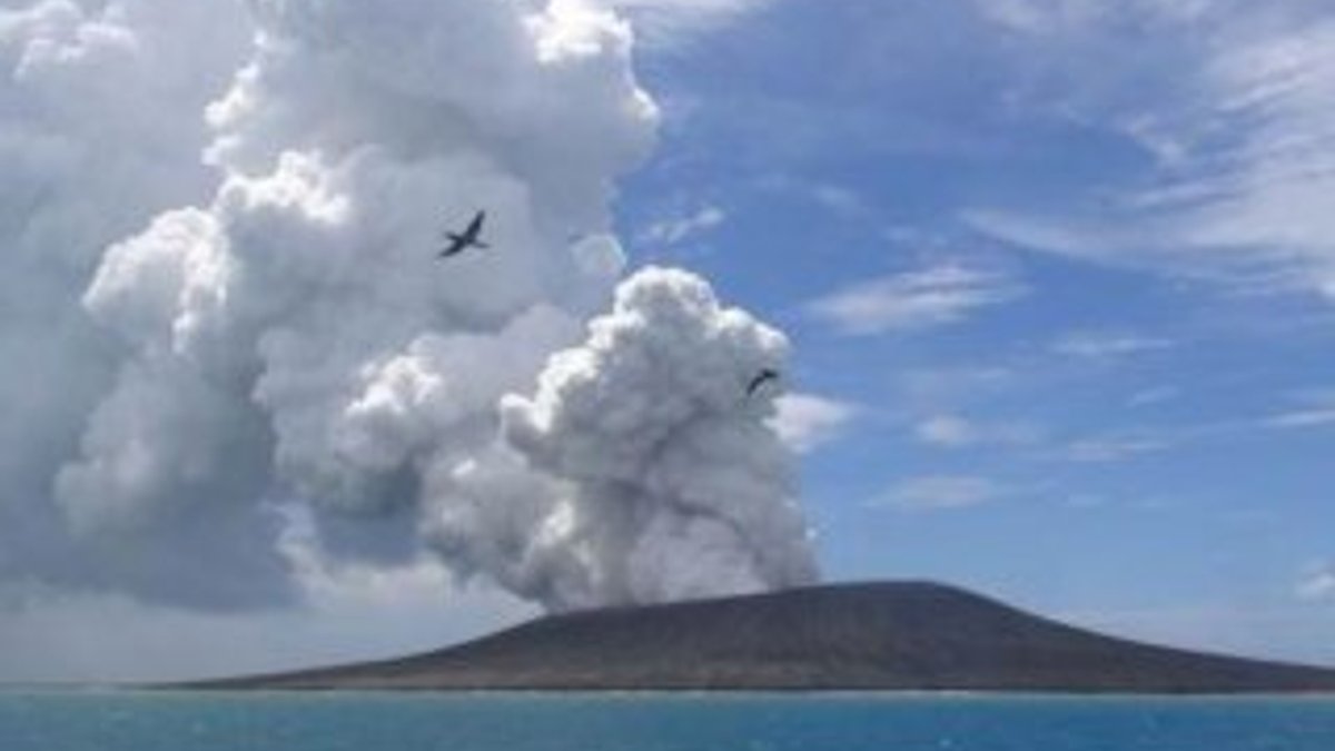 Okyanusya'da patlayan volkan yeni bir ada doğurdu
