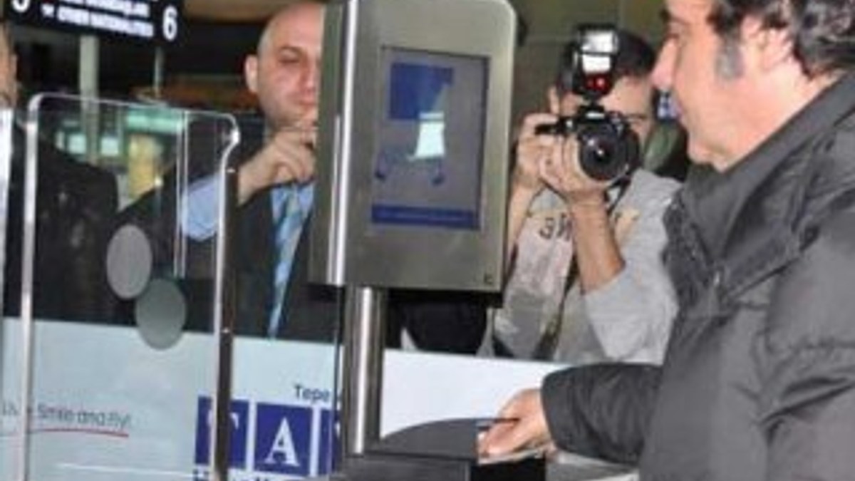 Atatürk Havalimanı'nda parmak iziyle pasaport kontrolü