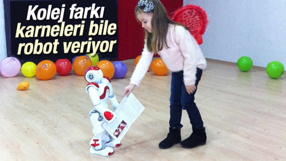 İstanbul'da bir kolejde karneleri robot dağıttı
