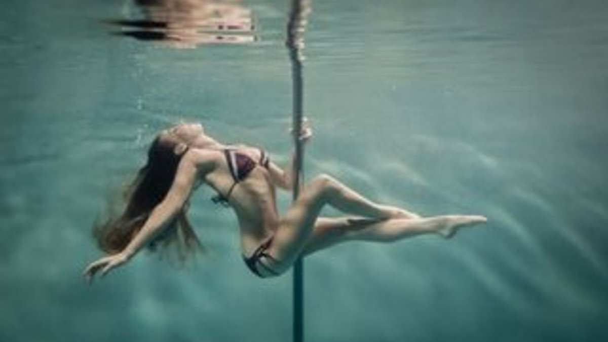 Su altında direk dansından sanatsal fotoğraflar İZLE