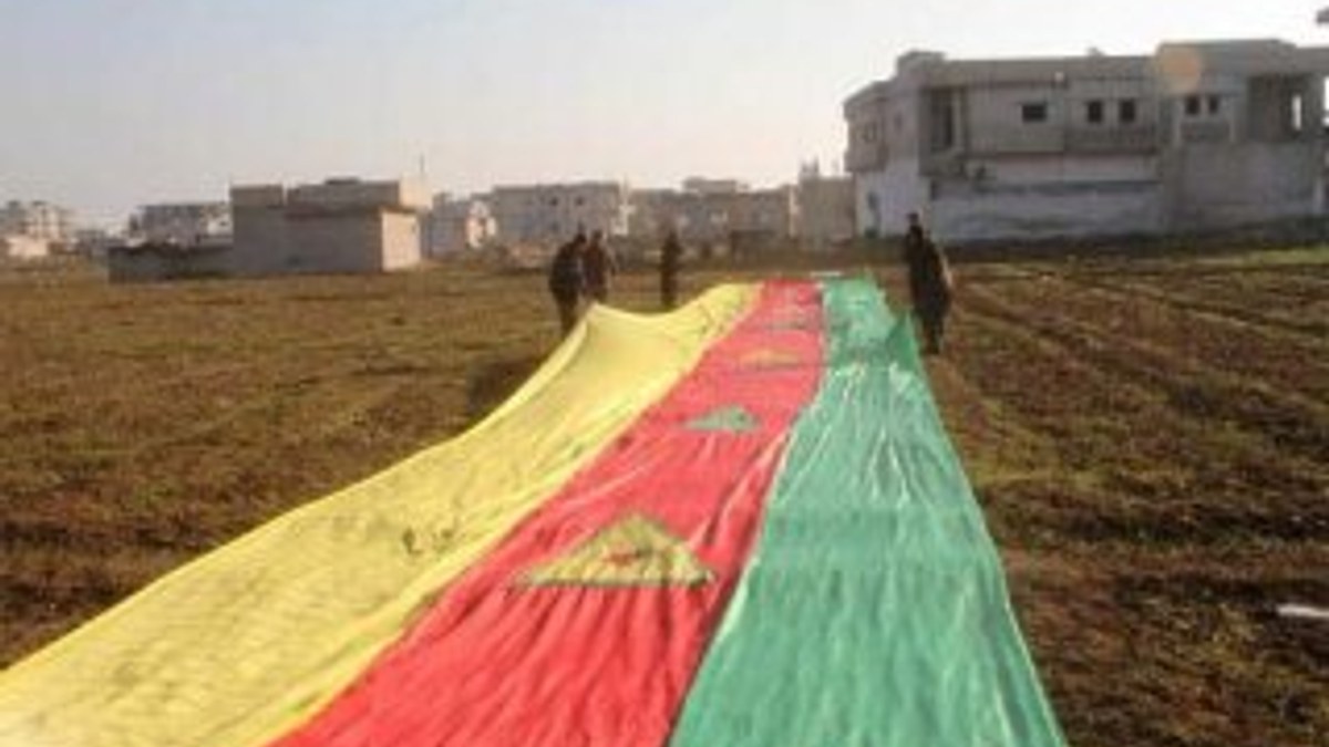 YPG Kobani'de 76 metrelik bayrak astı