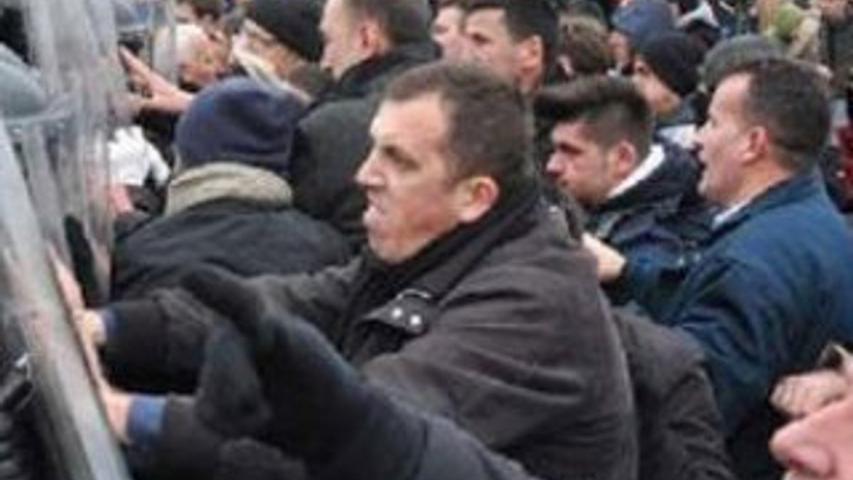 Kosova'da göstericiler ile polis arasında arbede