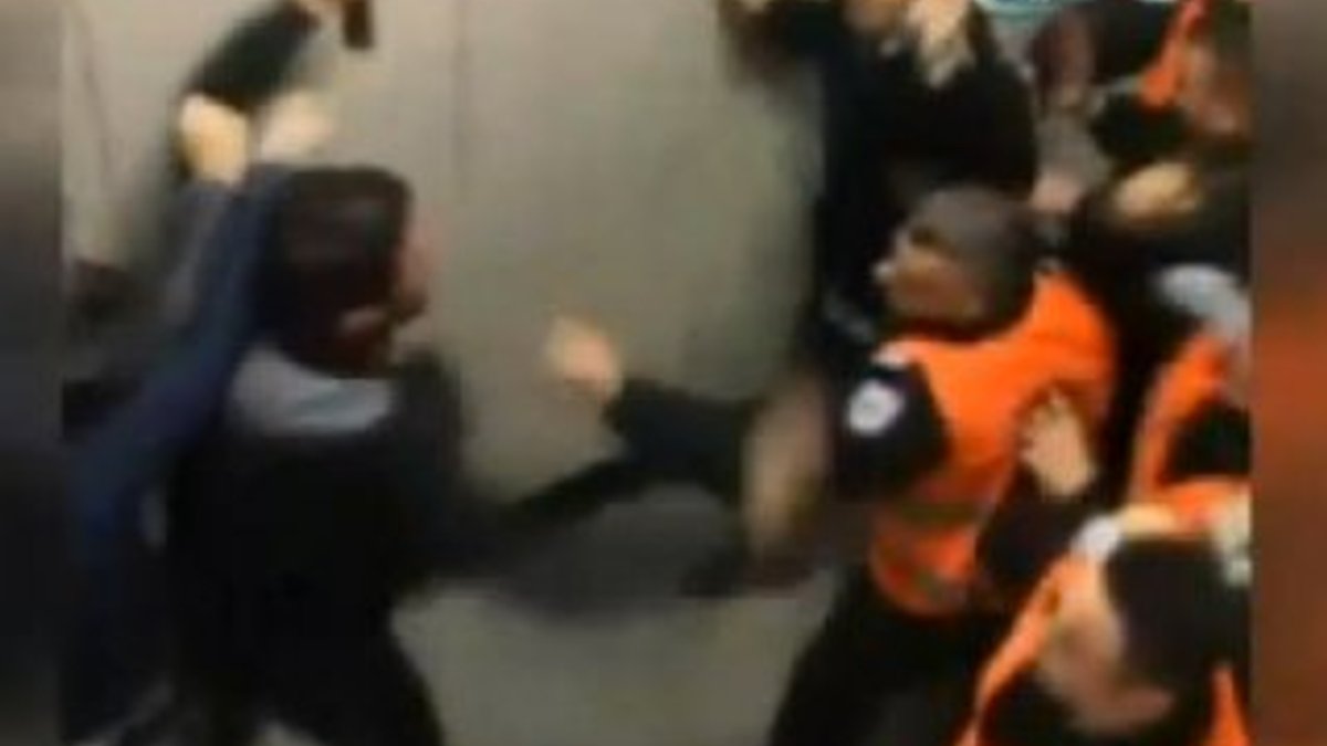 Marmaray'da iki grup tekme tokat kavga etti İZLE
