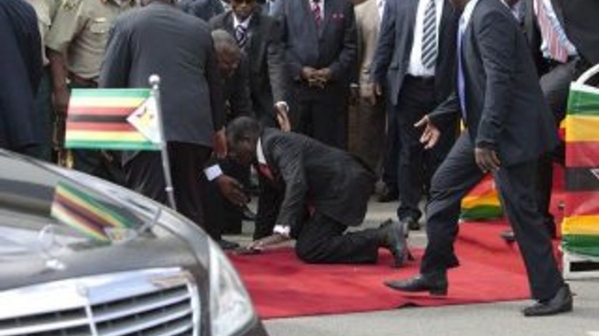 Zimbabve Cumhurbaşkanı kürsüden ayrılırken yere düştü