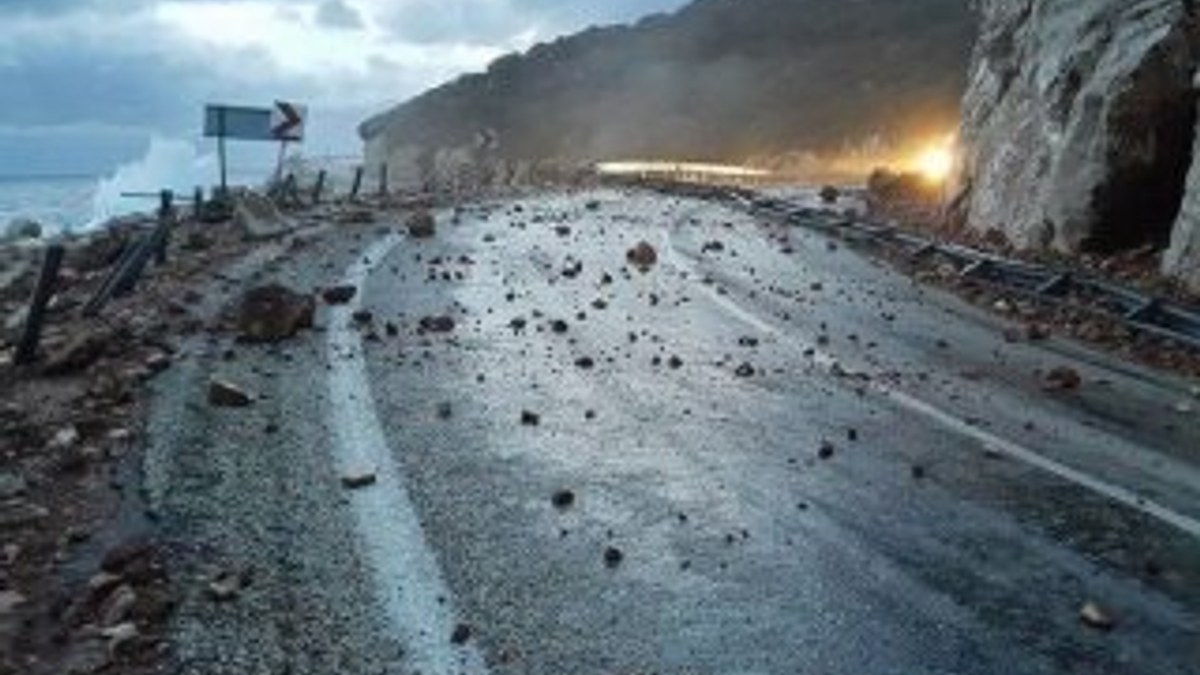 Antalya'da fırtına yolları çökertti
