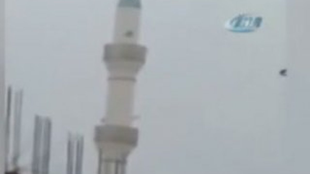 İzmir'de fırtına minareyi devirdi