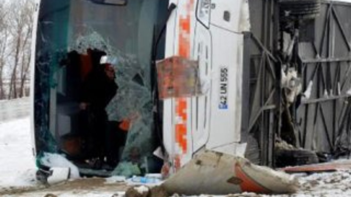 Afyon'da yolcu otobüsü devrildi: 33 yaralı
