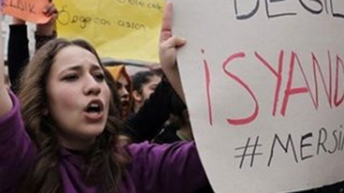 Öğrenciler polis otosundan Özgecan Aslan için slogan attı