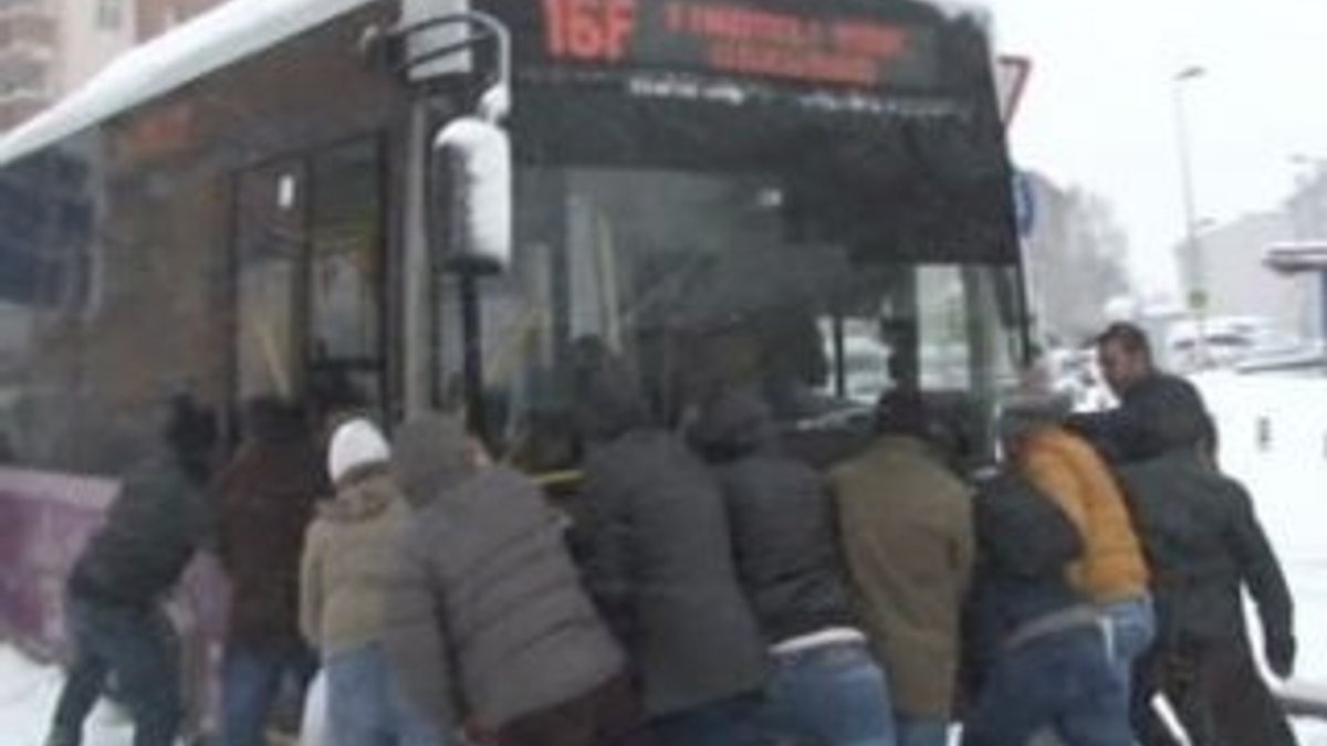 Bostancı'da yolda kalan otobüsü yolcular itti