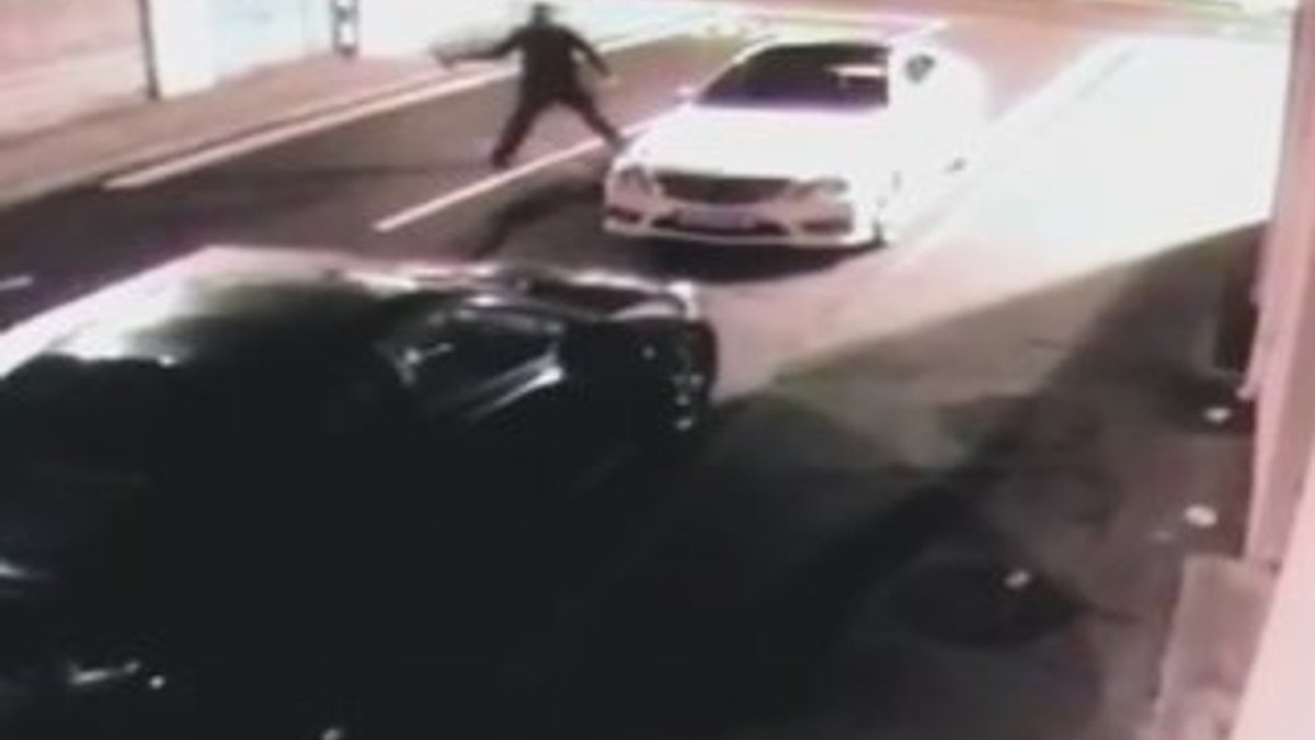 Otomobili soymak isteyen hırsız kendini yaraladı
