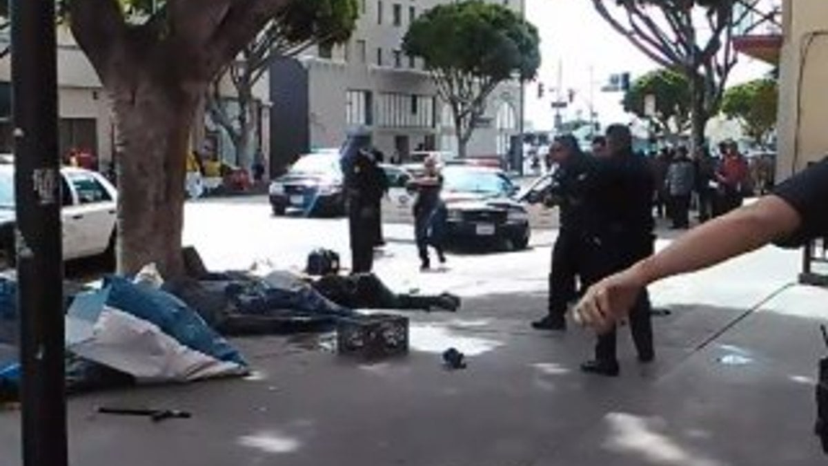 ABD'de polis evsiz adamı öldürdü