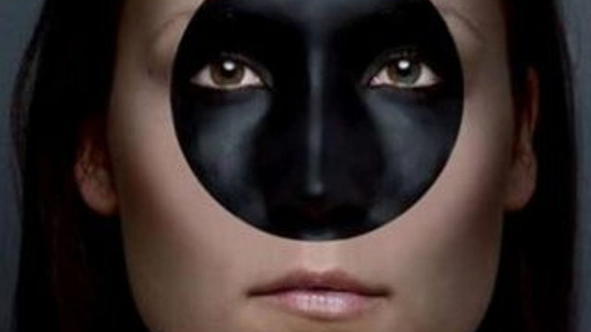 Berlinli şarkıcı yüzüne maske şeklinde dövme yaptırdı