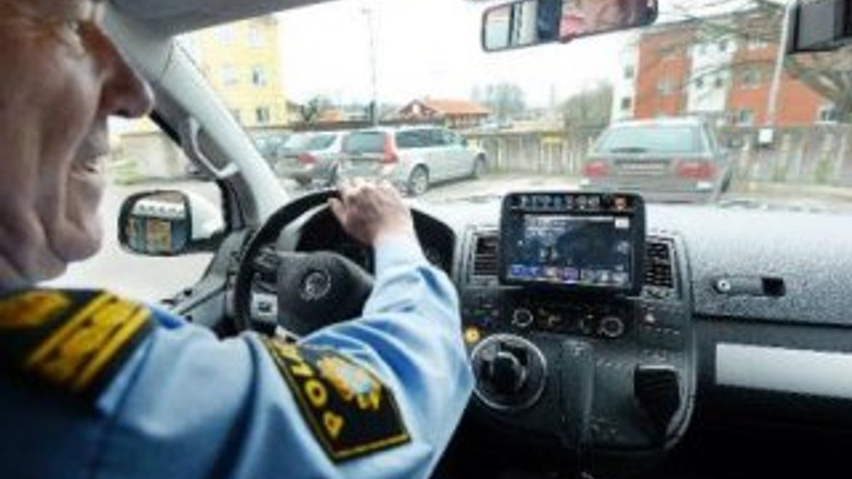 İsveç'te polis araçları kendi kendine kontrol yapıyor