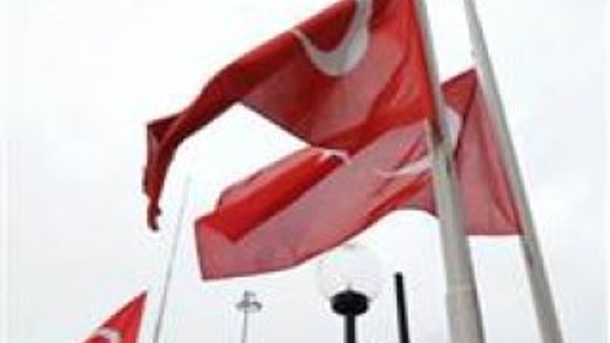 İki ilde Türk bayrağına saldırı