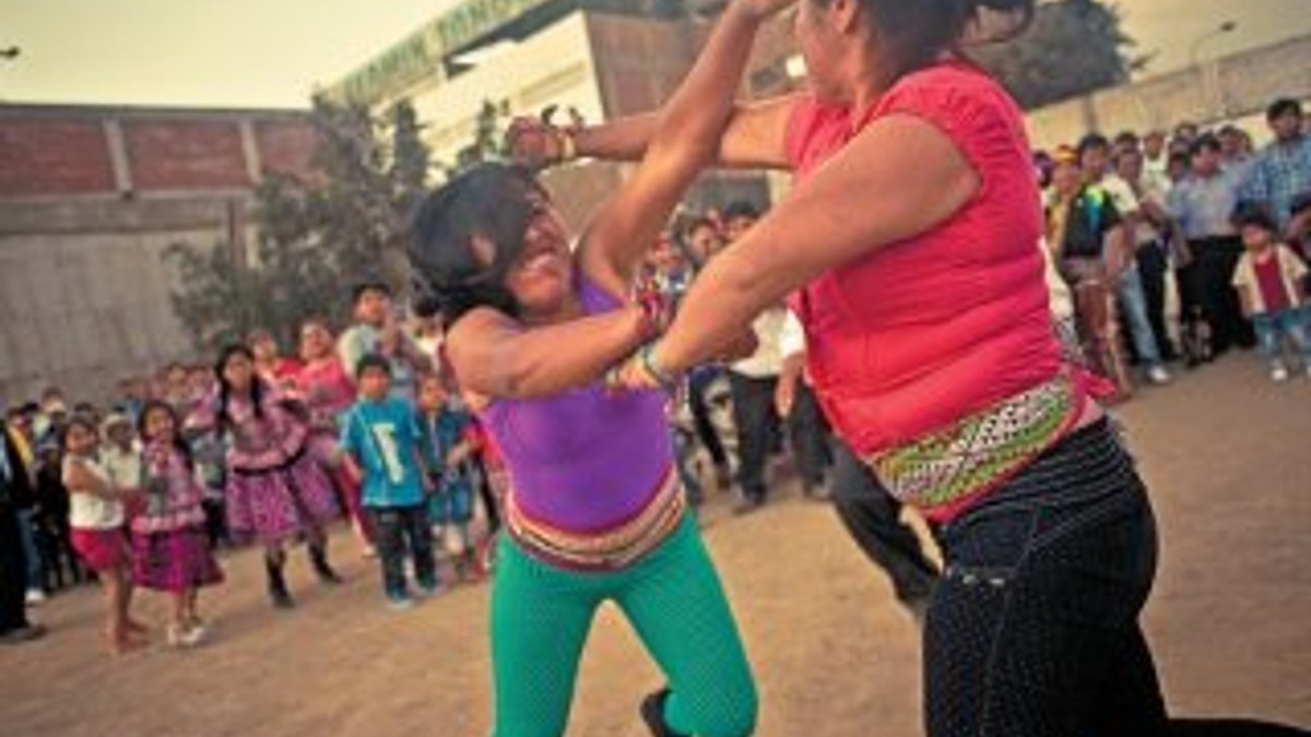 Peru'da geleneksel dövüş festivali