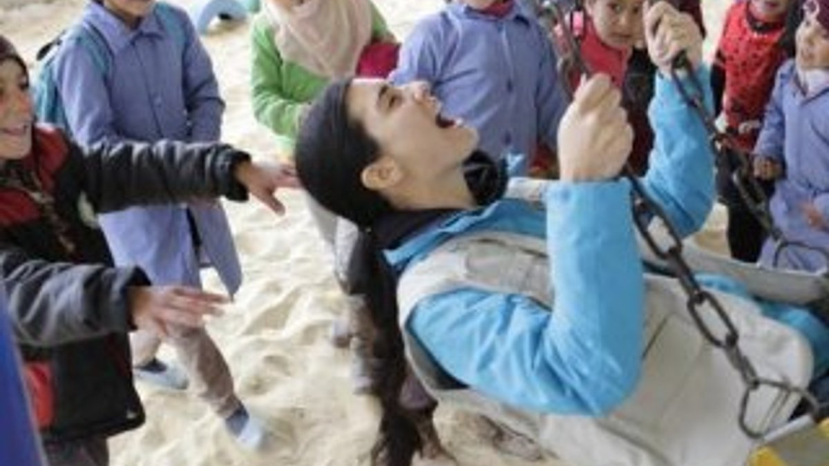 Tuba Büyüküstün Suriyeli çocuklarla buluştu