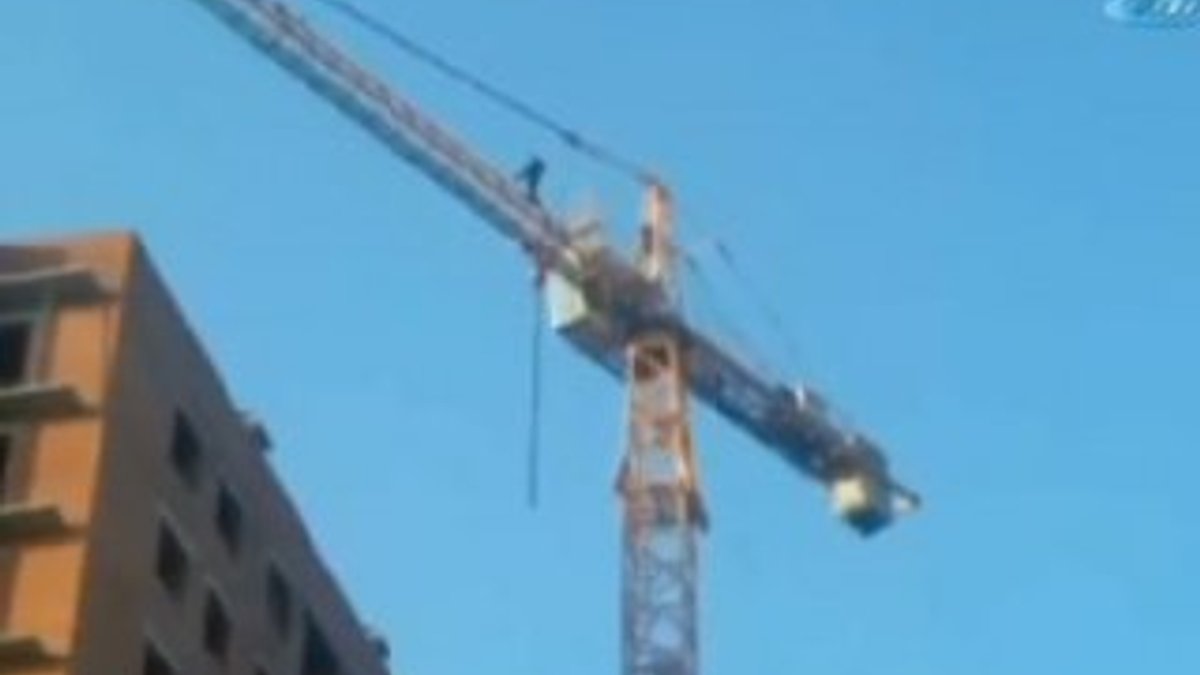Rusya'da vince tırmanan adam metrelerce yükseklikten düştü