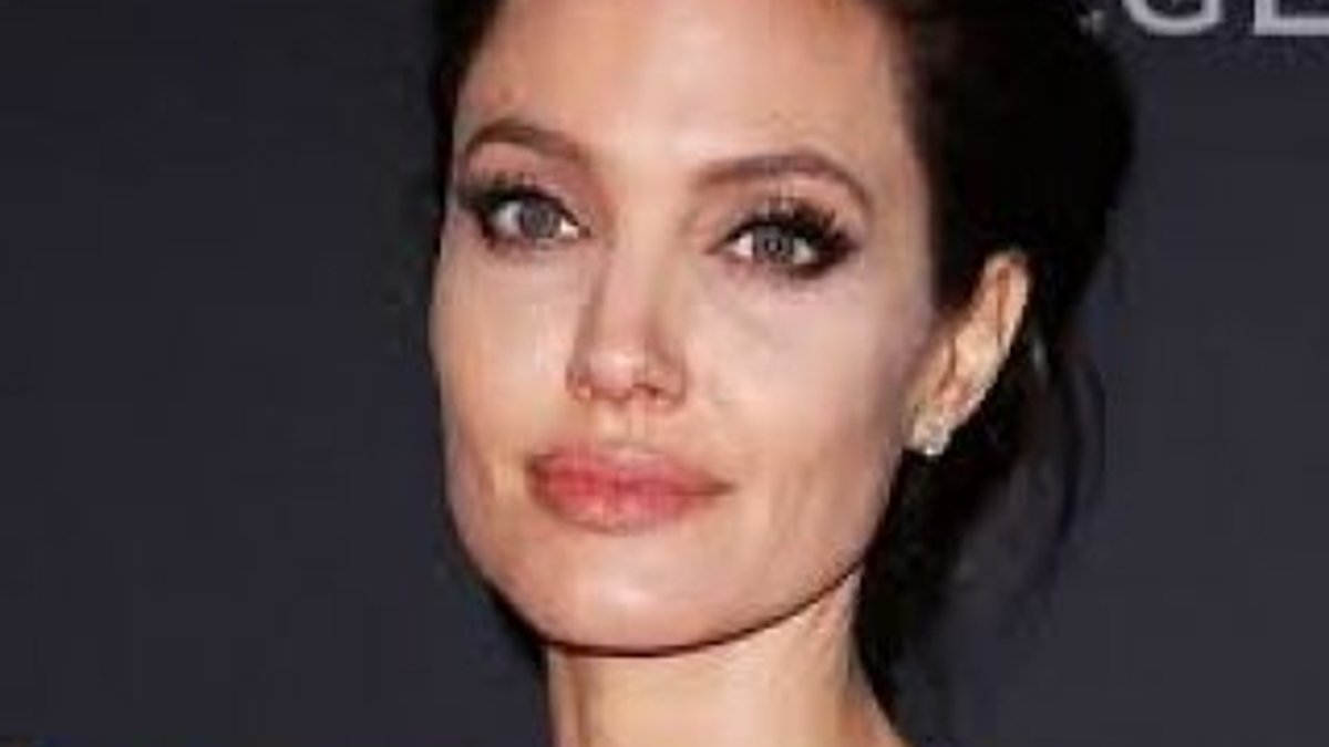 Angelina Jolie yumurtalıklarını aldırdığını açıkladı