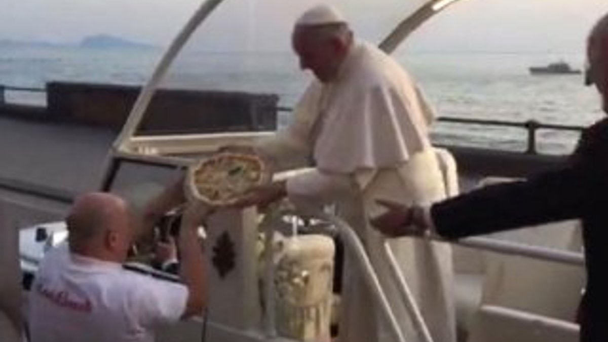 Napoli'de Papa'ya pizza sürprizi
