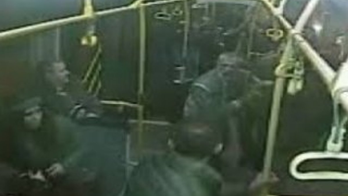 Otobüsteki yolcu tespih çekmesine kızdığı adamı bıçakladı