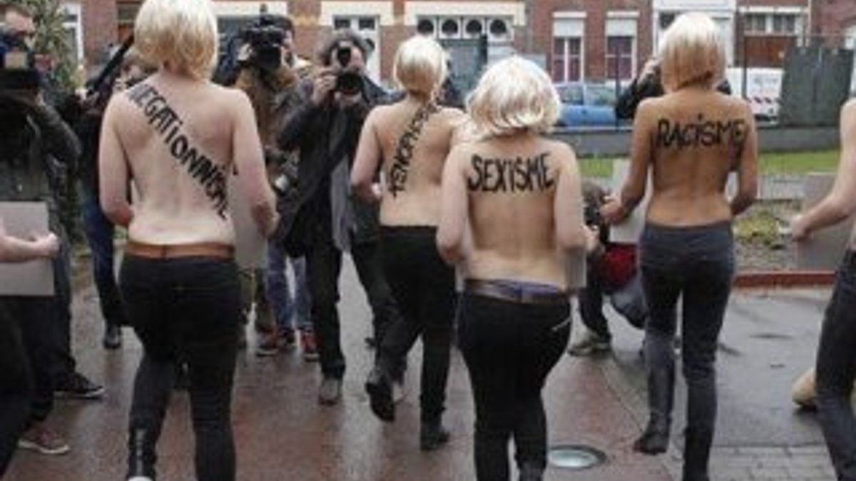 Femen’den Le Pen’e çıplak protesto