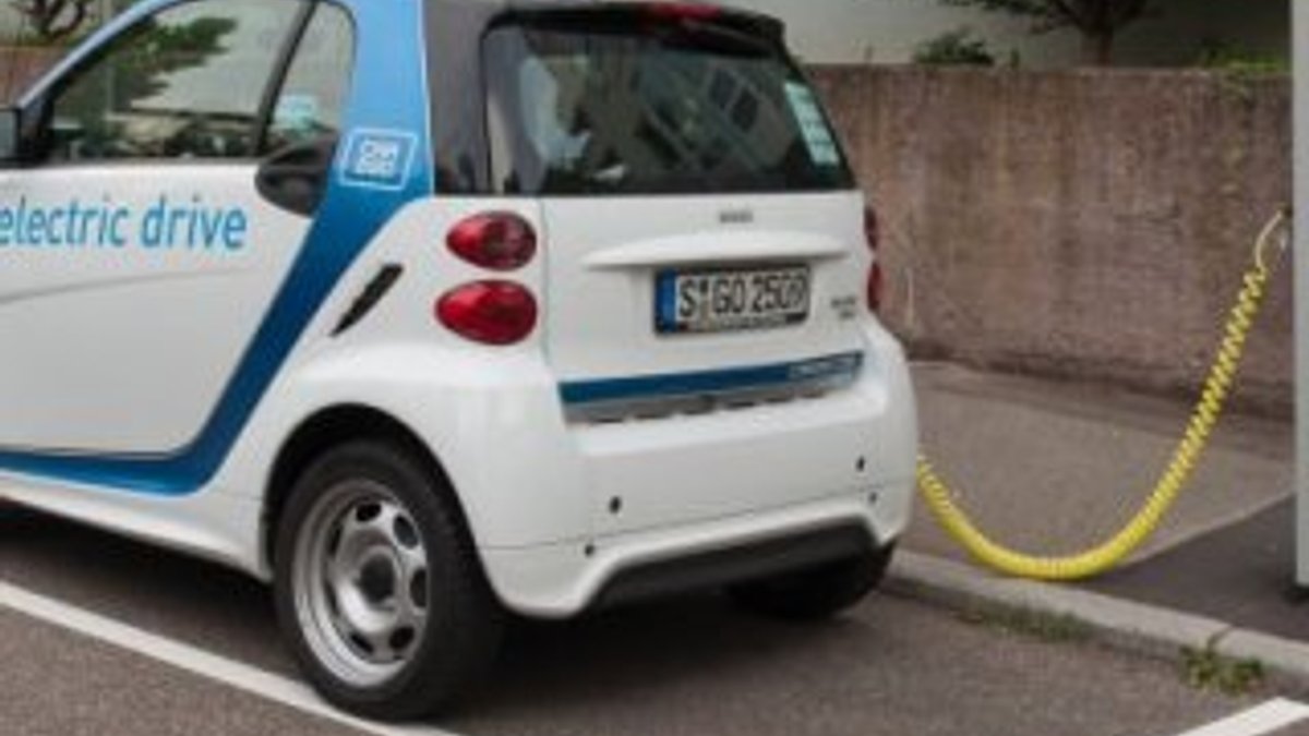Fransa'da elektrikli otomobiller için yaş sınırı 14