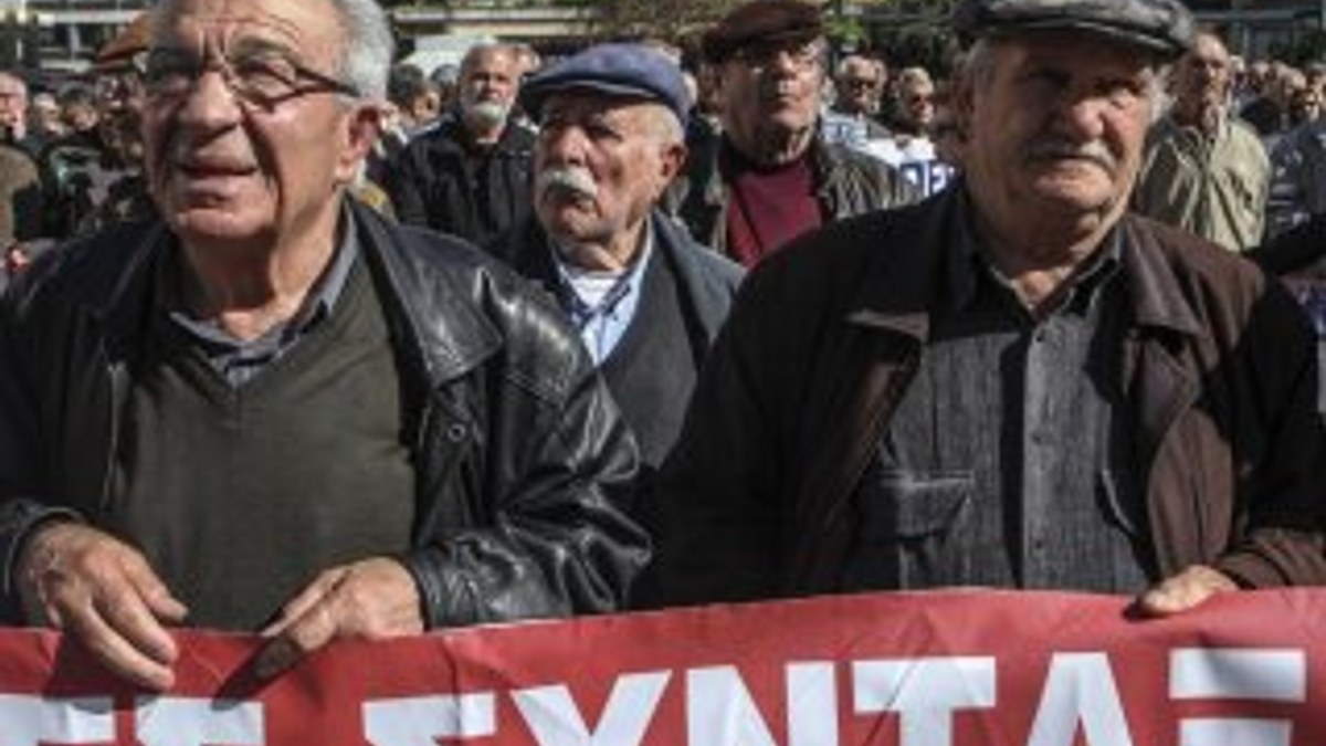 Yunanistan'da emekliler maaş kesintilerini protesto etti