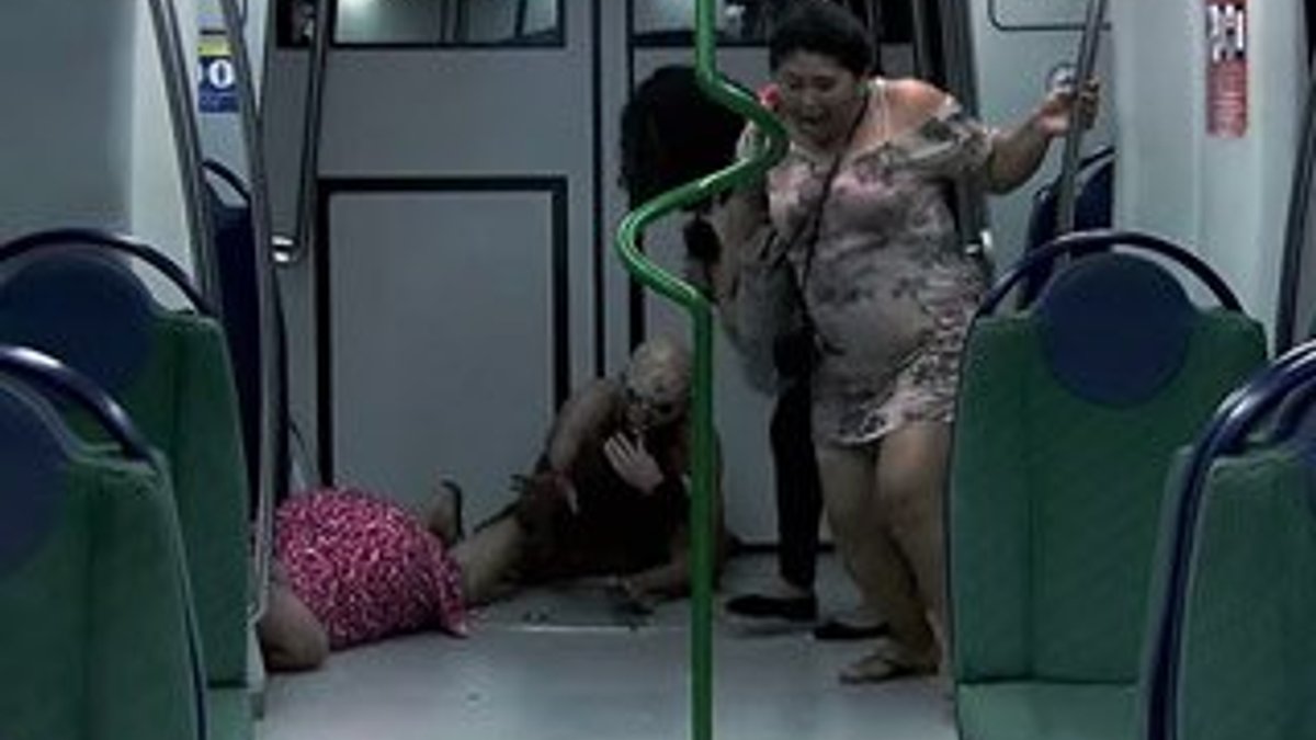 Metroda yürek hoplatan zombi şakası - İzle