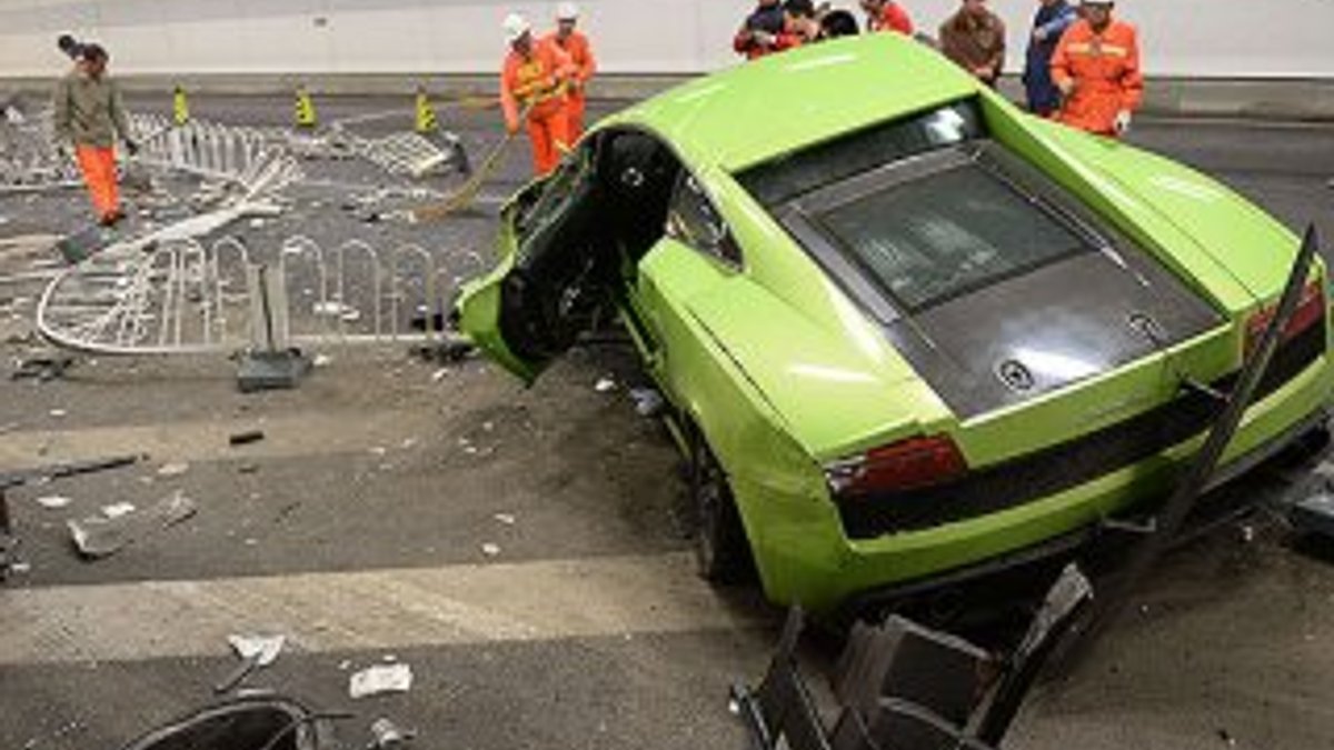 Lamborghini ile Ferrari'nin çarpıştığı kaza Çin'i karıştırdı
