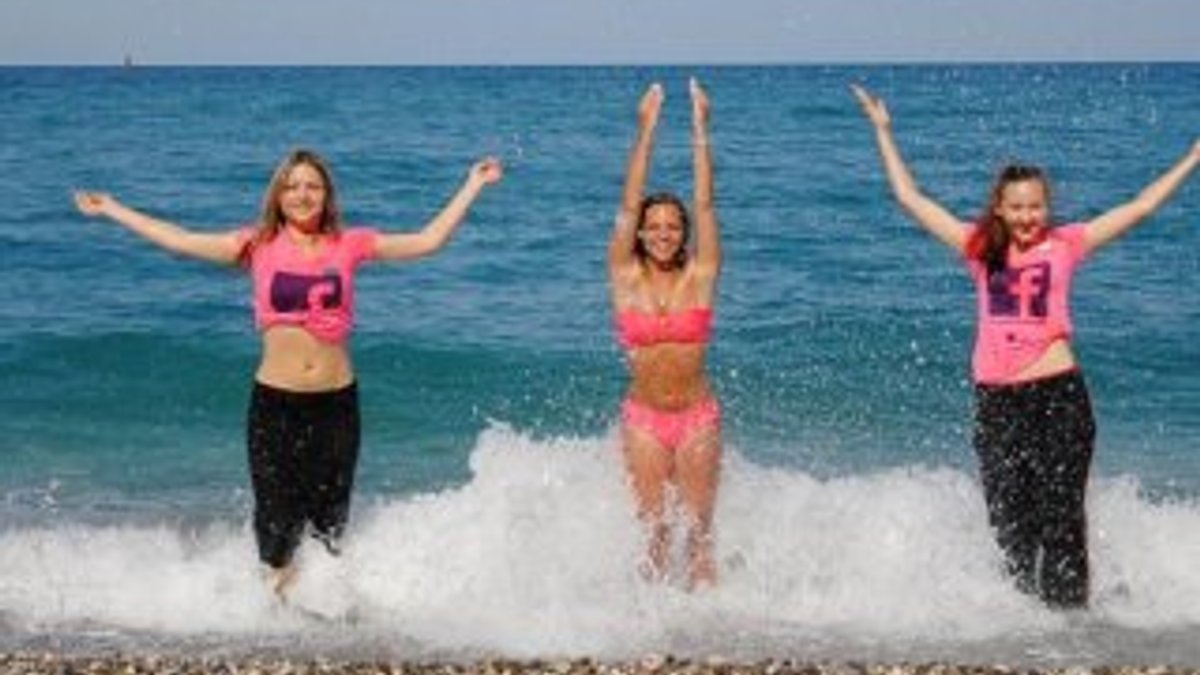 Antalya'da turistler sıcak havayı görünce sahile koştu