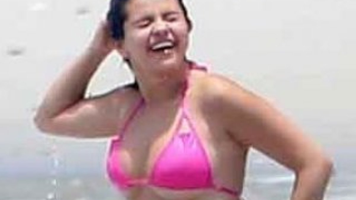 Selena Gomez'e bikini küçük geldi