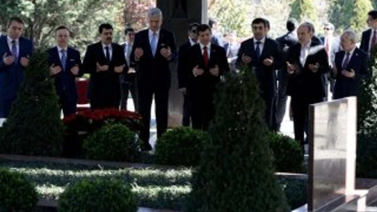 Başbakan Davutoğlu Özal'ın mezarını ziyaret etti