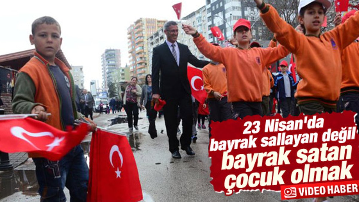 23 Nisan'da bayrak satan minik Efe