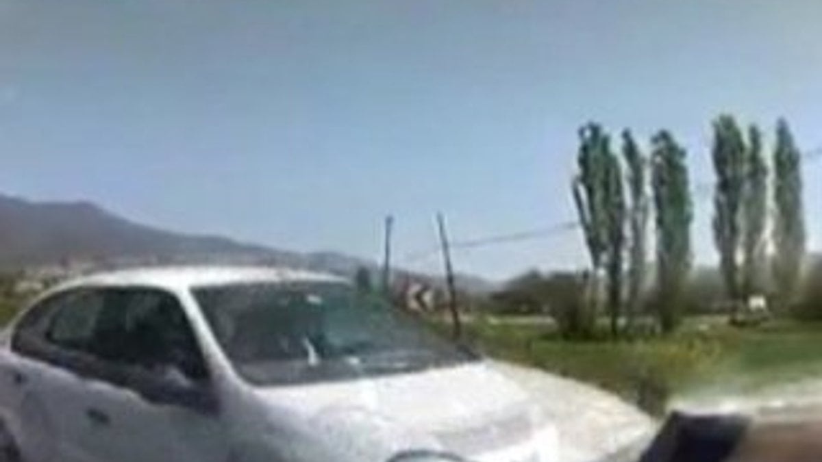 İzmir'de iki aracın kafa kafaya çarpıştığı görüntüler