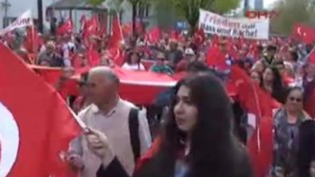Almanya'da binlerce Türk sözde Ermeni soykırımı için yürüdü