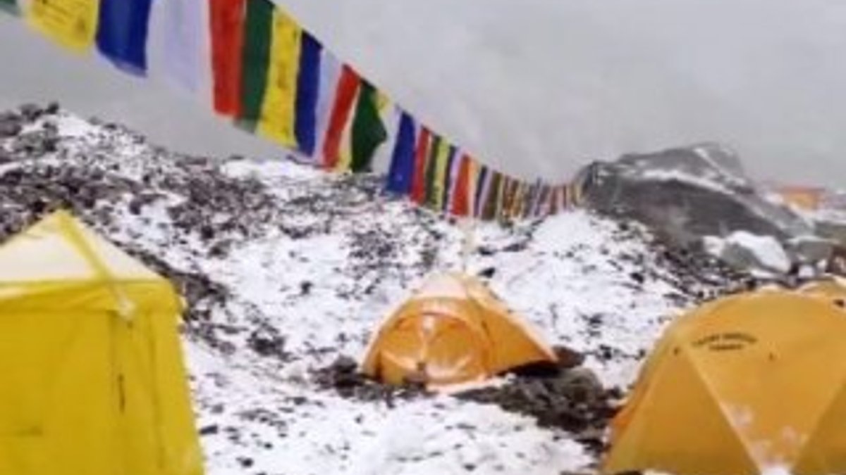Everest'te deprem sonrası çığ anı